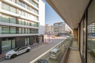 <p>Idéalement situé sur la Kustlaan, à deux pas de la Zeedijk et du centre-ville animé, cet appartement rénové se trouve dans une belle résidence offrant une vue agréable sur la place Lichttorenplein.<br /><br />Le salon lumineux bénéficie d’un agencement ouvert et agréable, offrant suffisamment d’espace pour un coin salon et une salle à manger spacieux. Les baies vitrées s’ouvrent sur un balcon à l’avant. Belle cuisine ouverte moderne équipée d’appareils Miele et d’un local technique prévu pour les machines à laver. <br /><br />L’appartement dispose en outre de trois chambres à coucher à part entière, chacune dotée d’une salle de douche attenante, ce qui garantit un confort et une intimité optimaux. La façade et les terrasses, ainsi que l’ascenseur et le hall d’entrée, ont été récemment rénovés dans cet immeuble. <br /><br />Possibilité d’acquérir une double place de parking dans l’immeuble.</p>