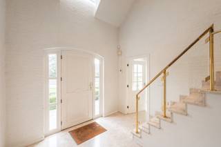 <p><strong>Ruime statige villa met 4 slaapkamers, 2 badkamers en dubbele garage in Wuustwezel</strong></p>
<p>Deze <strong>ruime, goed onderhouden en lichtrijke villa</strong> is gelegen aan de Bredabaan in Wuustwezel, nabij de Nederlandse grens. De woning beschikt over <strong>4 slaapkamers, 2 badkamers, een royale leefruimte, een volledig omheinde tuin en een vrijstaande dubbele garage</strong>. Dankzij de slaapkamer en badkamer op het gelijkvloers biedt de woning bovendien de mogelijkheid tot <strong>gelijkvloers wonen</strong>.</p>
<p><strong>Gelijkvloerse verdieping</strong></p>
<ul>
<li><strong>Ruime inkomhal</strong>, open tot in de nok, met veel natuurlijke lichtinval en trap naar de verdieping</li>
<li><strong>Gastentoilet</strong> met handenwasser</li>
<li><strong>Royale leefruimte</strong> met zit- en eetgedeelte, houthaard en airconditioning</li>
<li><strong>Lichtrijke erker</strong> met screens en zicht op de tuin en rechtstreekse toegang tot het terras</li>
<li><strong>Afgesloten keuken</strong> met granieten werkblad, inductiekookplaat, oven, microgolfoven, koelkast, vaatwasser en dampkap en schuifraam vanuit de keuken met toegang tot het terras</li>
<li><strong>Praktische berging</strong> aansluitend aan de keuken</li>
<li><strong>Slaapkamer op het gelijkvloers</strong>, voorzien van airconditioning en rolluiken</li>
<li><strong>Badkamer</strong> met inloopdouche, toilet, lavabomeubel, sierradiator en raam</li>
<li><strong>Afzonderlijke wasplaats</strong> met uitgietbak en verhoogde opstelling voor wasmachine en droogkast</li>
<li><strong>Achterdeur</strong> met rechtstreekse toegang tot dit gedeelte van de woning</li>
</ul>
<p><strong>Eerste verdieping</strong></p>
<ul>
<li><strong>3 slaapkamers</strong>, afgewerkt met parketvloer</li>
<li><strong>Ruime badkamer</strong> met ligbad, douche, dubbel lavabomeubel, toilet, sierradiator en raam</li>
<li>Natuurstenen vloerafwerking in de badkamer</li>
</ul>
<p><strong>Zolderverdieping</strong></p>
<ul>
<li><strong>Praktische bergzolder</strong>, bereikbaar via een vlizotrap in een slaapkamer</li>
</ul>
<p><strong>Tuin en buitenruimte</strong></p>
<ul>
<li><strong>Volledig omheinde tuin</strong> met natuurstenen terras</li>
<li><strong>Elektrische zonneluifel</strong> aan de woning</li>
<li><strong>Vrijstaande dubbele garage</strong> met twee elektrische garagepoorten</li>
<li><strong>Afzonderlijke berging</strong> bij de garage voor tuinmateriaal</li>
<li><strong>Ruime oprit</strong> met parkeergelegenheid voor circa 8 wagens</li>
<li>Buitenverlichting en buitenkraan</li>
</ul>
<p><strong>Bijzonderheden</strong></p>
<ul>
<li><strong>4 slaapkamers en 2 badkamers</strong>, waarvan telkens één op het gelijkvloers</li>
<li><strong>Gelijkvloers wonen mogelijk</strong></li>
<li><strong>Zonnepanelen</strong> op de garage</li>
<li><strong>Airconditioning</strong> in de leefruimte en slaapkamer</li>
<li><strong>Alarmsysteem en camerabewaking</strong></li>
<li><strong>Houten ramen met dubbele beglazing</strong>, deels PVC</li>
<li><strong>Rolluiken, luiken en screens</strong> aanwezig</li>
<li><strong>Dakisolatie</strong> en verwarming op aardgas</li>
</ul>
<p><strong>Ligging</strong></p>
<p>Gelegen aan de <strong>Bredabaan in Wuustwezel</strong>, op korte afstand van de Nederlandse grens en Zundert. Een school bevindt zich op circa <strong>100 meter</strong>, een bushalte op circa <strong>300 meter</strong> en een bakker op circa <strong>500 meter</strong>. Het centrum van Wuustwezel ligt op ongeveer <strong>3 km</strong>.</p>
<p><strong>Een ruime woning met tal van mogelijkheden, een praktische indeling en een aangename tuin, ideaal voor wie comfortabel en gelijkvloers wil kunnen wonen!</strong></p>
<p>Bewoonbare opp. 271 m² ref.: bruto vloeropp. EPC-certificaat</p>