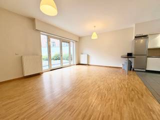 In de Europese wijk, vlakbij het Luxemburgplein en het Meeusplein, op de gelijkvloers van een recent gebouw, bieden we dit prachtige appartement...