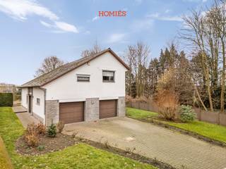 In een rustige, doodlopende straat in het residentiële Tervuren, omgeven door landbouwgronden en vlak bij het Moorselbos, bevindt zich deze te renoveren villa op een perceel van 13a77ca. Binnenin geniet de woning van een ruime, lichtrijke leefruimte met grote raampartijen en een mooie connectie met de tuin. De aparte keuken biedt potentieel om omgevormd te worden tot een hedendaagse leefkeuken. De inpandige garage biedt plaats aan twee wagens en extra bergruimte. Op de eerste verdieping bevinden zich vier volwaardige slaapkamers en twee badkamers, wat tal van mogelijkheden biedt voor een gezin, thuiswerk of hobbyruimte. De rondom gelegen tuin zorgt voor privacy en een groene, rustige woonbeleving. Een unieke opportuniteit voor wie wil wonen in alle rust én met uitstekende bereikbaarheid. De ligging is een absolute troef: op slechts 10 minuten van Tervuren en 20 à 30 minuten van Leuven en Brussel, zowel via de autosnelweg als via binnenwegen. Ideaal voor wie werkt in Leuven, Heverlee (Imec, Gasthuisberg) of Brussel. In de nabijheid vindt u tal van voorzieningen: Carrefour, Lidl, de British School of Brussels, het Park van Tervuren, het AfricaMuseum en de Golf van Sterrebeek. Voor bijkomende informatie of een bezoek ter plaatse kan u terecht bij HOMIÉS, an eye for immo via 016 22 82 22 of info@homies.be.