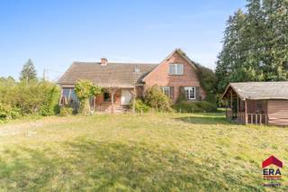 <p>In het landelijke Kruisem, omringd door uitgestrekte velden en rustige <strong>vergezichten</strong>, bevindt zich deze te renoveren open bebouwing op een uitzonderlijk perceel van maar liefst <strong>5.643 m²</strong>. De woning geniet van een <strong>zuidgerichte </strong>tuin en biedt een unieke combinatie van ruimte, privacy en potentieel. Dankzij de ligging in agrarisch gebied geniet u hier van absolute rust, terwijl verbindingswegen naar omliggende gemeenten vlot bereikbaar blijven.</p>

<p><strong>Over de woning</strong><br />Deze te renoveren woning beschikt over een bewoonbare oppervlakte van ca. 225 m² (indicatief volgens EPC) en biedt tal van mogelijkheden voor wie zijn eigen woonproject wil realiseren. Met de mogelijkheid tot sloop en heropbouw vormt dit perceel een uitstekende opportuniteit voor zowel renovatie als nieuwbouw. De aanwezige loods van 141 m² en de ruime tuin met vijver zorgen voor extra functionaliteit en charme.</p>

<p><strong>Indeling</strong></p>

<ul><li>Gelijkvloers: inkomhal, lichtrijke leefruimte, keuken, 3 slaapkamers, badkamer en extra keukenruimte.</li><li>Verdieping: 2 slaapkamers en een ruime zolder die na afwerking perfect kan dienen als berging of extra kamer.</li><li>Kelder en inpandige ondergrondse garage aanwezig.</li><li>Buiten: zuidgerichte tuin met vijver, loods (141 m²) en een aparte inrit die doorloopt tot midden op het perceel.</li></ul>

<p><strong>Kenmerken &amp;amp; troeven</strong></p>

<ul><li>Perceel van 5.643 m² in agrarisch gebied</li><li>Mogelijkheid tot 5 slaapkamers</li><li>Sloop en heropbouw mogelijk</li><li>Zuidgerichte tuin met vijver</li><li>Loods van 141 m² ideaal voor opslag of hobby</li><li>Aparte inrit met toegang tot het perceel</li></ul>

<p>Een unieke kans voor wie ruimte, rust en potentieel zoekt op een toplocatie in de Vlaamse Ardennen.</p>