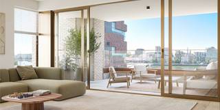<p><span>Genesteld tussen het water van de Schelde en het Bonapartedok vindt Friendship Residence haar plek, als een eerbetoon aan de rijke geschiedenis van deze bijzondere locatie. Hier smelt het levendige ritme van de stad samen met de rust van het water.</span><br /><span><br />Voor het ontwerp van Friendship Residence bundelden het Antwerpse bureau HUB Archi- tecten en het Londense DRDH Architects lokale voeling en internationaal perspectief.</span><br /><br />De uitstraling van Friendship Residence is van buitenaf meteen indrukwekkend. Hoogwaardige gevels met groene accenten, verfijnde detaillering en royale raampartijen vormen een esthetische verrijking voor de omgeving. Er is bewust gekozen voor minerale materialen die de locatie eer aandoen, variërend van de kenmerkende pakhuisstijl tot stadsgebouwen met baksteenaccenten.<br /><br />Die kwaliteit voelt u tot in de kleinste details bij aankomst. Via de luxueuze inkompartijen betreedt u de gebouwen, een stijlvolle overgang van de stad naar uw persoonlijke haven.<br /><br />Voor het ontwerp van de royale binnentuin tekende de gerenommeerde landschapsarchitect Erik Dhont. Met internationale realisaties én als laureaat van de prestigieuze wedstrijd voor de nieuwe paleistuinen in Brussel, staat dit bureau garant voor een ontwerp van koninklijke klasse.<br /><br />De charme van deze verborgen oase nodigt uit tot vertragen en beleven. Een samenspel van bloemen, struiken en bomen creëert een luwte die het tempo van de stad even doet vergeten. Natuurstenen paden leiden u langs een spiegelvijver, met rustpunten om te genieten van zon en schaduw.</p>
<div>
<div>
<div>
<div>
<p><span>Blok F is het summum van premium wonen in Friendship Residence. Een gebouw dat flexibiliteit, grandeur en toekomstgericht wonen belichaamt. De royale appartementen, variërend van 129 tot 274 m2, vloeien over in zonovergoten zuidterrassen met een uitzicht op het Bonapartedok, het MAS en de Antwerpse skyline. Aan de andere zijde verbluffen ze met een weids perspectief op de binnentuin. </span></p>
<p><span>De luxueuze woonbeleving zet zich voort op het gelijkvloers, met ruimte voor galerijen, exclusieve boetieks en verfijnde gastronomie voor een levendige en mondaine sfeer aan het water.<br /><br />Parking aan te kopen vanaf 45.000 euro</span></p>
</div>
</div>
</div>
</div>