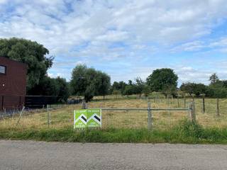 Dit perceel is gelegen in een zeer rustige straat van de landelijke gemeente Lauw bij Tongeren-Borgloon.x de oppervlakte bedraagt 10a 15ca...
