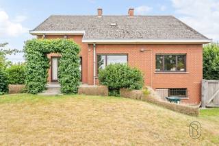 Te koop: ruime gezinswoning met 4 slaapkamers en dubbele garageDeze ruime gezinswoning combineert lichtrijke leefruimtes, vier volwaardige slaapkamers, een dubbele garage en voldoende bergruimte.Wat maakt dit pand uniek?De woning beschikt over aangename leefruimtes en een praktische indeling voor het hele gezin. De vier ruime slaapkamers bieden volop mogelijkheden voor kinderkamers, een bureau, hobbyruimte of logeerkamer.Een belangrijke troef is de dubbele garage, ideaal voor meerdere wagens, fietsen en extra opslag. Daarnaast is er nog een afzonderlijke berging aanwezig. Buiten vindt je een gezellige tuin. Voor wie is dit ideaal?Ideaal voor gezinnen of ruimtezoekers die op zoek zijn naar vier slaapkamers, veel bergruimte en een dubbele garage.Te koop via Immo Beguin, jouw vastgoedexpert sinds 2009.Meer info of bezoek aanvragen via: arne@immobeguin.be