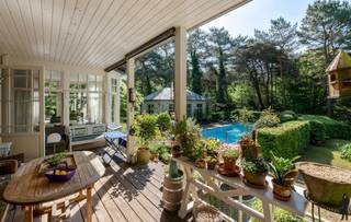 Exclusieve en uniek gelegen Engelse cottagevilla met orangerie, zwembad en aanpalende bouwgrond op ca. 1,9 ha in bosrijke omgevingBEKIJK ZEKER ONZE...