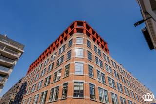 <p><span>Unique opportunity! Trendy apartment with an indoor terrace at "Albert Residence", a former telephone factory with a unique New York loft vibe, located in Oud-Berchem.</span></p><p><span> </span></p><p><span>The apartment is accessible by elevator and is located on the fourth floor of the building. The entryway features a guest restroom with a sink.<br />The living area features high ceilings and large steel windows and has an enclosed indoor terrace. The bedroom is also enclosed by large glass panels that create a loft-like atmosphere. </span></p><p><span>Adjacent to it is the bathroom, equipped with a walk-in shower, sink, and connections for a washing machine. </span></p><p><span> </span></p><p><span>You can safely park your bike underground using a bike elevator. </span></p>