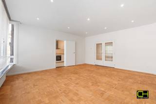 <p>Bent u op zoek naar een ruim en lichtrijk appartement op een gunstige locatie? Dan is dit recent gerenoveerde appartement aan de Grondwetlaan zeker een bezoek waard.<br /><br />Bij het binnenkomen wordt u verwelkomd in de ruime inkomhal, die toegang biedt tot de verschillende ruimtes van het appartement. De ruime woonkamer geniet dankzij de grote raampartijen van veel natuurlijk lichtinval en biedt voldoende ruimte voor zowel een gezellige zithoek als een volwaardige eetruimte.<br /><br />De afzonderlijke keuken is praktisch ingericht en beschikt over heel wat werk- en opbergruimte. Bovendien is er voldoende plaats voor een gezellig ontbijttafeltje. Aansluitend is er een functionele bergruimte. <br /><br />Verder zijn er twee volwaardige slaapkamers, een badkamer, een afzonderlijk toilet en voldoende ruimte om comfortabel te wonen.<br /><br />Tot slot is er een gemeenschappelijke fietsenberging aanwezig. U wagen kan geplaatst worden in de privatieve garagebox die verplicht dient aangekocht te worden voor een bedrag van 22.500,00 euro. <br /><br />Kortom, een ruim en lichtrijk appartement met twee slaapkamers, garage en fietsenberging op een interessante locatie vlak bij Gent.<br /><br />Bezoekdag woensdag 26 augustus van 16u tot 18u, mits het maken van een afspraak via 09 395 05 40 of verkoop@concept-home.be <br /><br />Vragen? verkoop@concept-home.be</p>