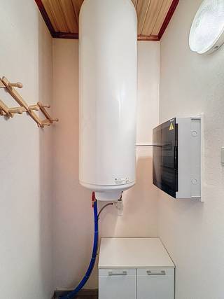 <p>Dit <strong>centraal maar rustig gelegen appartement in Liedekerke</strong> combineert ruimte, licht en functionaliteit. Dankzij de gunstige ligging geniet men van een vlotte bereikbaarheid, terwijl het appartement zelf rust en privacy biedt.</p>
<p>Bij het betreden van het appartement komen we in de <strong>ruime inkomhal</strong>, die toegang verleent tot alle ruimtes. Aan de straatzijde bevindt zich de <strong>zeer ruime en lichtrijke leefruimte</strong>, met aansluitend de <strong>keuken</strong>. Hier is tevens de <strong>aansluiting voor een wasmachine</strong> voorzien.</p>
<p>Aan de <strong>rustige achterzijde</strong> bevinden zich <strong>twee slaapkamers</strong>: één ruime slaapkamer en een tweede, kleinere kamer die perfect kan dienen als <strong>bureau of dressing</strong>. Via beide kamers heeft men toegang tot het <strong>ruime, zuid-oost georiënteerde terras</strong>, waar het aangenaam vertoeven is. Op het terras is bovendien een <strong>praktische buitenberging</strong> aanwezig.</p>
<p>Verder beschikt het appartement over een <strong>badkamer</strong> met <strong>bad/douche, lavabo en toilet</strong>, evenals een <strong>aparte berging</strong> die extra opbergruimte biedt.</p>
<p><strong>Huurprijs:</strong> €875 per maand, <strong>inclusief gemeenschappelijke kosten</strong><br /><strong>Beschikbaarheid:</strong> <strong>onmiddellijk beschikbaar</strong></p>
<p>Een <strong>comfortabel en ruim appartement</strong> met aangename buitenruimte, ideaal voor wie rustig wil wonen met alle voorzieningen binnen handbereik.</p>
