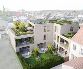 In het charmante Astene, vlakbij de Leie, ligt Villa d’Astene een uniek woonproject dat elegantie en modern comfort combineert. Dit prestigieuze gebouw is een eerbetoon aan de klassieke villa’s van vroeger, met een hedendaagse afwerking die stijl en functionaliteit naadloos samenbrengt. Hier woont u niet zomaar, u resideert in een exclusieve setting die een gevoel van luxe en rust ademt.<br /><br />Energiezuinig en veelzijdig wonen<br /><br />Villa d’Astene omvat zeven energiezuinige BEN-appartementen, ontworpen met oog voor detail en duurzaamheid. De woningtypes bieden voor elk wat wils:<br /><br />Tuinappartementen op het gelijkvloers, met ruime terrassen en een privatieve tuin.<br /><br />Terrasappartementen op de eerste verdieping, met zonnige terrassen en een overvloed aan licht.<br /><br />Een indrukwekkende penthouse, die uitblinkt door zijn exclusieve daktuin en panoramisch uitzicht.<br /><br />Ideale ligging<br />Deze prachtige residentie bevindt zich in een rustige, groene buurt met alle voorzieningen binnen handbereik. Van gezellige winkels en scholen tot vlotte verbindingen naar Deinze, Latem, Gent en de E40 – Villa d’Astene biedt een centrale ligging die zowel rust als bereikbaarheid garandeert.<br /><br />Villa d’Astene is de perfecte plek voor wie stijlvol, comfortabel en duurzaam wil wonen in een inspirerende omgeving.<br /><br />
<div>Tijdelijke lanceringsactie:</div>
<div>Korting van het volledige keukenbudget ter waarde van 12.000€ + BTW voor de appartementen en 20.000€ + BTW voor de penthouse.</div>
<br />Voor meer informatie contacteer Krista 0470 70 72 26
