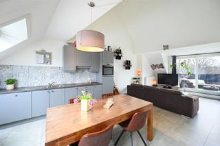 - Een uitgebreide omschrijving van dit appartement kan u terugvinden op www.koosi.be -Dit recente dakappartement is gelegen in de Albert-Louisastraat, een rustige eenrichtingsstraat in het hart van het levendige centrum van Putte-Kapellen.Het appartement is recent gebouwd, beschikt over een gunstig EPC en omvat onder andere een lichtrijke leefruimte met open keuken, twee slaapkamers, een badkamer en een ruim terras.Daarnaast is er de mogelijkheid om de achtergelegen garagebox mee aan te kopen.Dit is een ideaal appartement voor starters, koppels of jonge gezinnen. Momenteel is het verhuurd, wat het ook interessant maakt als opbrengsteigendom.- Interesse of vragen? stef@koosi.be -