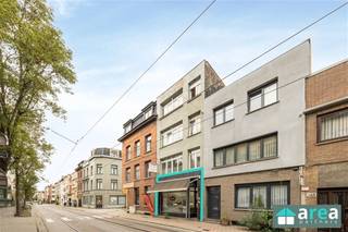 <p><span>Op zoek naar de perfecte plek voor je zaak of investering?</span></p><p><span>In de bruisende Kievitwijk, in het hart van de Provinciestraat, bevindt zich dit goed gelegen handelsgelijkvloers in een kleinschalig gebouw van 4 units, zonder lift. Het gaat om een commerciële ruimte (±75 m²), momenteel uitgebaat als slagerij.</span></p><p><span> </span></p><p><span>De locatie is een absolute troef: op wandelafstand van het Centraal Station, het Mediaplein en het Antwerpse stadscentrum. Deze buurt staat bekend om haar levendige handelsactiviteit, hoge passage en stabiele huurmarkt, wat dit pand tot een zekere en rendabele investering maakt</span></p><p><span> </span></p><p><span>Een ideale opportuniteit voor wie zijn eerste zaak wil opstarten (kantoorruimte, bureau of als (groeps)praktijk en zoveel meer) of interessant wil investeren in een buurt in volle ontwikkeling. </span></p><p><span>Mogelijk rendement van 11,55% bij verhuur aan €1250/mnd!</span></p><p><span> </span></p><p><span>Grootste troeven:</span></p><p><span>-Centrale locatie in levendige buurt</span></p><p><span>-Goede zichtbaarheid (veel passage)</span></p><p><span>-Veel potentieel (volledig zelf in te richten en in te delen)</span></p><p><span> </span></p><p><span>(Huidige) indeling:</span></p><p><span>-Gelijkvloers (EPC D): De oppervlakte van het gelijkvloers bedraagt 75m². Aan de voorzijde bevindt zich de winkel met aansluitend de keuken en koelcel. Tot slot is er nog een berging met een apart toilet.</span></p><p><span> </span></p><p><span>Voor meer informatie kan u terecht bij Area Partners: Info@area.be of 03/284.60.60</span></p>