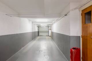 Op slechts vijf minuten wandelafstand van het station van Sint-Niklaas vindt u dit opbrengsteigendom met twee instapklare appartementen en een...