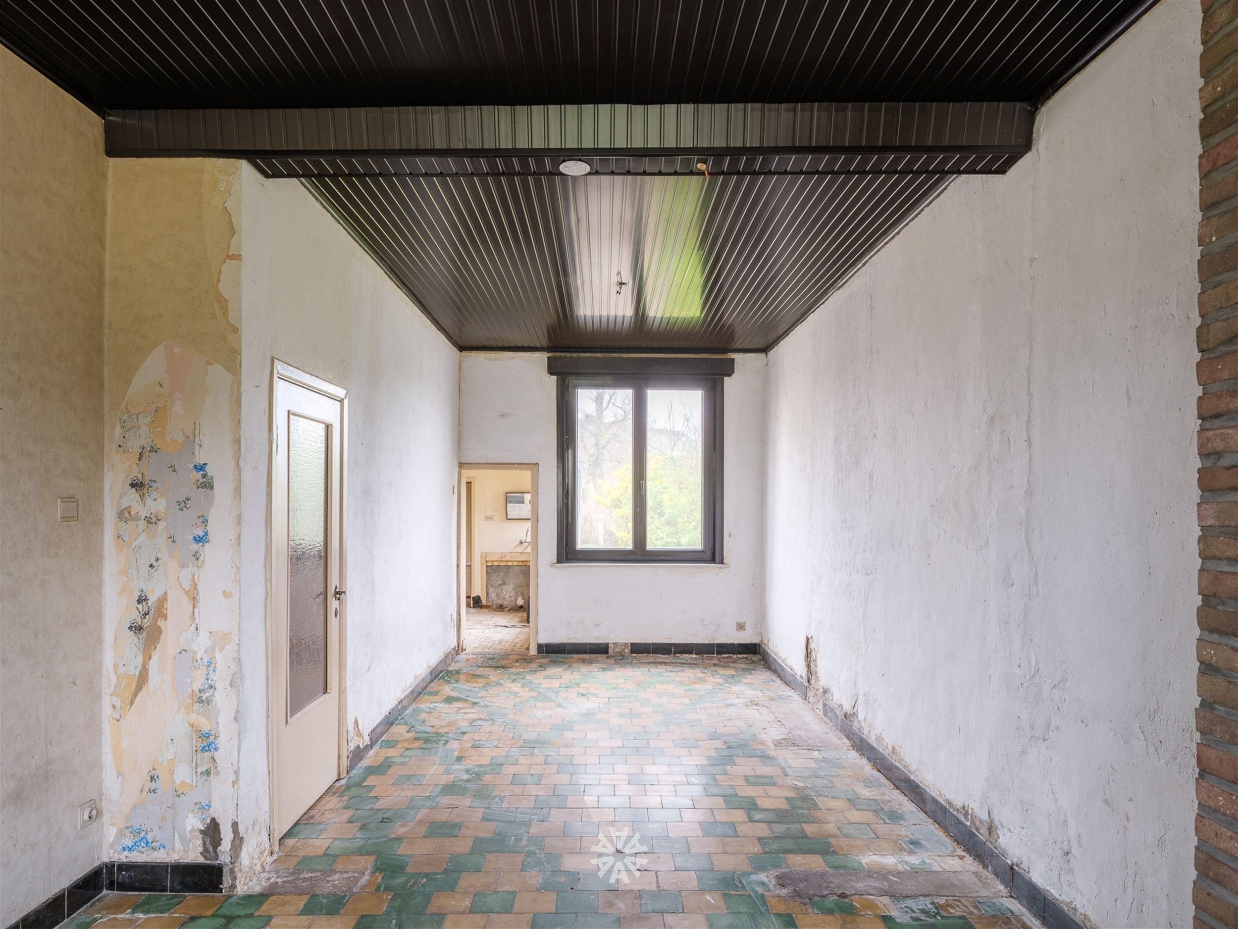 Te renoveren halfopen woning  in doodlopende straat met ontwikkelingsmogelijkheden - foto 4