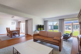 AARTSELAAR - Ruime en lichtrijke villa met bijgebouw op een zonnig perceel van ca. 1.124m². Gelegen in rustige, doodlopende straat, terwijl...