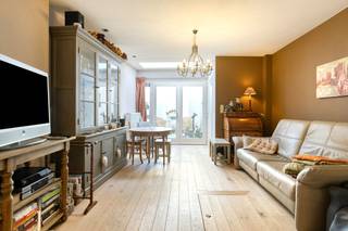 Moderne & kwalitatief GERENOVEERDE Brugse woning met 3 SLAAPKAMERS, ZONNETERRAS en mooi woonVOLUME.  Deze trendy stadswoning omvat: glvl:...