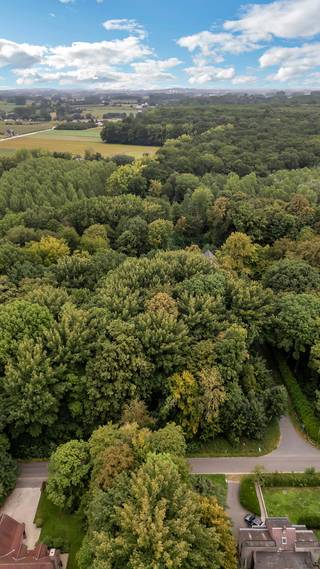 <p>Bouwgrond voor een <strong>open bebouwing </strong>gelegen in de Wachthuisdreef (Drève du corps de Garde) aan het <strong>prachtige Bois de Strihoux</strong>. De grond heeft een oppervlakte van maar liefst<strong> 31a 11ca</strong> met een <strong>breedte</strong> van <strong>48m</strong> en een<strong> diepte</strong> van <strong>62m</strong>. De <strong>bouwvoorschriften</strong> voorzien <strong>tal van mogelijkheden</strong> (raapleegbaar via topo-immo.be ) Het perceel is gelegen op een steenworp van het Bois de Strihoux, aan het begin van de<strong> villawijk</strong> en volledig <strong>omringd met groen</strong>. Door de<strong> landelijke omgeving </strong>en de <strong>residentiele buurt</strong> wordt <strong>rustig</strong> <strong>wonen</strong> hier gegarandeerd. Bovendien vindt men in een straal van 5km alle nodige <strong>faciliteiten </strong>zoals een school, het centrum van Edingen met de nodige winkels en toegang tot de autosnelweg (E429).</p>