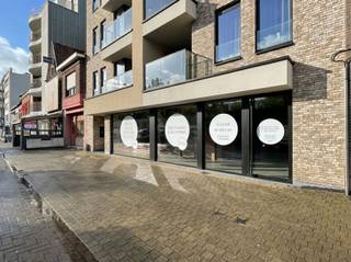 <p><span>Ligging<br /></span><span>Perfect gelegen op de markt van Zelzate.<br />Met een ideale zichtbaarheid en veel parking voor jouw (handels)activiteit.<br /><br /></span><span>Handelsgelijkvloers van 215m² en een vitrine van 10,5m<br /><br /></span><span>Deze casco handelsruimte biedt heel wat mogelijkheden en is vrij in te delen en in te richten.<br />Met een vitrine van 10,5m is er ultra zichtbaarheid.<br /><br /><br /></span><span>Extra<br /></span><span>/ heel wat parking op de markt<br />/ private fietsenstalling op het terrein<br /><br /></span></p>
