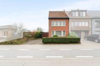 Te koop: ruime halfopen woning in de Molenstraat, Kruibeke, met garage en werkruimte. Deze grote gezinswoning ligt op een toplocatie in Beveren,...