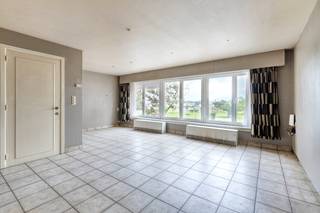 Deze lichtrijke & degelijk gebouwde bel-étage met 4 SLAAPKAMERS, GARAGE en ZONNIGE TUIN biedt een ZEE aan RUIMTE! Totale grondopp. 164m<sup>2</sup>. Deze te moderniseren gezinswoning bevindt zich op een TOPLOCATIE (rustig & in de nabijheid van winkels, zee, openbaar vervoer, ...). Comfortabele indeling: glvl: royale inkomhal, ruime garage (elektrische poort), bureau/slaapkamer/hobbyruimte, bijkeuken, toilet. 1°V: lichtovergoten living, leefkeuken, badkamer, toilet. 2°V: nachthal, 3 slaapkamers, badkamer, toilet. Grote bergzolder. Kom helemaal tot rust in de zonnige TUIN met terras. Groot woonvolume = 192m<sup>2 </sup>bewoonbare opp. Dubbele beglazing in PVC, rolluiken. Ook perfect geschikt voor zelfstandigen/hobbyisten. Wordt dit uw nieuwe thuis?
