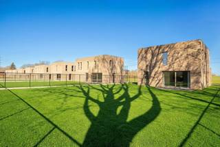 <p><span><strong>HALLE</strong></span> - Deze eengezinswoning in het project Groenhof biedt een ideale woonomgeving voor gezinnen die op zoek zijn naar ruimte, comfort en duurzaamheid. Gelegen in een rustige residentiële wijk geniet de woning van een aangename omgeving, terwijl ze toch dicht bij het stadscentrum en de belangrijkste verbindingswegen ligt.</p>
<p>De woning biedt lichtrijke en functionele leefruimtes, met een gezellige woonkamer, een open keuken en een directe toegang tot het terras en de privatieve tuin. Op de verdiepingen bevinden zich meerdere comfortabele slaapkamers, zodat elk gezinslid over zijn eigen ruimte beschikt, evenals een volledig uitgeruste badkamer.</p>
<p>Dankzij performante technische installaties, zoals een geothermische warmtepomp, vloerverwarming, ventilatiesysteem D en zonnepanelen, garandeert de woning een optimaal thermisch comfort en een laag energieverbruik. Bovendien kan de woning aangepast worden aan uw voorkeuren, met begeleiding van een toegewijde adviseur gedurende het volledige aankoopproces.</p>
<p>Verkocht onder het btw-stelsel, geniet u van een duurzame nieuwbouwwoning die ontworpen is om uw gezin op lange termijn te begeleiden.</p>
<p>Oppervlaktes worden louter ter informatie meegedeeld. Contacteer ons voor meer informatie.</p>