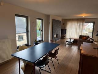 In het hart van Merelbeke bevindt zich dit ruim en lichtrijk appartement van maar liefst 125 m².<br />Het appartement beschikt over twee volwaardige slaapkamers en is ideaal voor wie op zoek is naar comfort en ruimte.<br />De grote troef van dit appartement is het zeer ruime terras, perfect om te genieten van rustige momenten in de buitenlucht.<br />Daarnaast is er een garage voorzien voor twee wagens én een extra autostaanplaats, wat zorgt voor optimaal parkeercomfort.<br /><strong>Indeling:</strong>
<ul>
	<li><span>Ruime leefruimte met veel lichtinval </span></li>
	<li><span>Volledig uitgeruste keuken </span></li>
	<li><span>2 slaapkamers </span></li>
	<li><span>Badkamer </span></li>
	<li><span>Zeer groot terras </span></li>
	<li>Bureau </li>
</ul>
<strong>Extra’s:</strong>

<ul>
	<li><span>Garage voor 2 wagens </span></li>
	<li><span>Extra staanplaats </span></li>
</ul>
Gelegen op een gunstige locatie in Merelbeke, met vlotte verbindingen naar winkels, openbaar vervoer en belangrijke invalswegen.<br />Bezoek moment zondag 26/04 van 10u-12 u ENKEL op afspraak => aurelie@dwimmo.be 