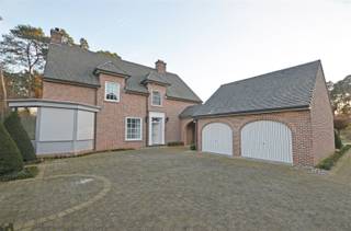 In een doodlopende straat bevindt zich deze goed onderhouden en tijdloze villa, omgeven door een uitgestrekte parktuin van ongeveer 41 are. De...