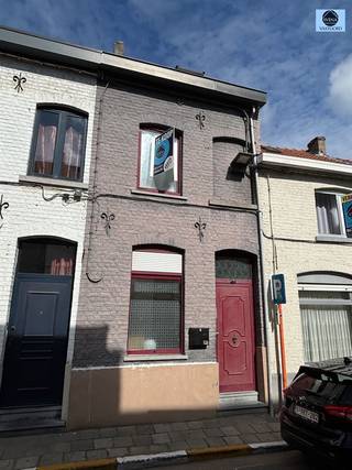 <p><span>LEUKE STADSWONING MET 4 SLAAPKAMERS EN TUIN</span></p><p><span>Richtprijs : 249.000 euro</span></p><p><span> </span></p><p><span>Deze woning is ideaal gelegen in het centrum van Ninove op wandelafstand van openbaar vervoer, scholen en winkels.</span></p><p><span> </span></p><p><span>De woning heeft volgende indeling : </span></p><p><span>Op het gelijkvloers treft u een ruime living in 2 delen, badkamer met bad, toilet en lavabo. </span></p><p><span> </span></p><p><span>Aansluitend treft u nog een berging en de vernieuwde keuken met eetplaats.</span></p><p><span> </span></p><p><span>Op de eerste verdieping treft u 2 slaapkamers </span></p><p><span> </span></p><p><span>Op de tweede verdieping vindt u de 2 andere slaapkamers.</span></p><p><span> </span></p><p><span>Achteraan de woning is er nog een leuk tuintje aanwezig </span></p><p><span> </span></p><p><span>TOREVEN:</span></p><p><span>- Centrale ligging</span></p><p><span>- EPC C => geen renovatieplicht!!</span></p><p><span>- Asbestveilig!!</span></p><p><span>- 4 slaapkamers</span></p><p><span> </span></p><p><span>Voor info of bezoek bel 0472/29.25.04 of stuur een mail naar louis@svena.be </span></p><p><span> </span></p><p><span>Deze gegevens zijn louter informatief en wij kunnen niet aansprakelijk gesteld worden voor eventuele onjuistheden.De bewoonbare oppervlakte is slechts indicatief.</span></p><p><span> </span></p>