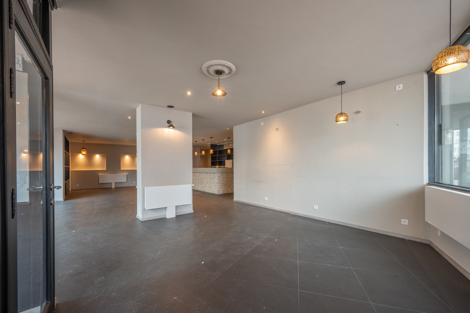 Corner commercial property at a prime location on Kustlaan 24, Knokke. - photo 4