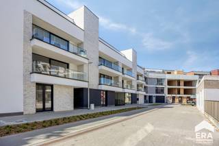 Prachtig gelijkvloers appartement met 2 slaapkamers en groot terras. Rustig gelegen in hartje Lommel.
