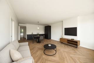 Energetische appartementen met drie slaapkamers!
Indeling
Je komt binnen in de algemene inkomhal, waarna je met de lift tot een willekeurig appartement kan gaan. Binnenkomst in het appartement onthult meteen de overvloedige lichtinval. Aan de voorzijde bevindt zich de lichtrijke en ruime leefruimte met een open keuken. De keuken is zowel stijlvol als praktisch, met veel opbergruimte en hoogwaardige inbouwapparatuur zoals een koelkast, diepvries en vaatwasser. Vooraan bevindt zich de eerste slaapkamer met terras of indien gewenst een home-office. Achterin bevinden zich de twee overige slaapkamers, ruim en rustig gelegen, met directe toegang tot het terras. De hal biedt extra opbergruimte voor een wasmachine en droogkast. De moderne badkamer is voorzien van een inloopdouche, een dubbele wastafel naar keuze en handdoekdroger. Voor extra gemak is het toilet apart geplaatst.
Belangrijkste specificaties
+ Lichtinval: Grote ramen en een doordachte indeling zorgen voor een optimale lichtinval in alle ruimtes.
+ Energiezuinigheid: Voorzien van warmtepompen, driedubbel glas en 5 zonnepanelen, waardoor het energieverbruik minimaal blijft.
+ Ruimte: Zowel de leefruimtes als de slaapkamers bieden royaal comfort, met voldoende opbergruimte en een slimme indeling.
+ Zeer beperkte gemeenschappelijke kosten.
PRIJS IS EXCLUSIEF KEUKEN!
EXTRA
Is het uw eerste en enige aankoop? Dan dient u slechts 2% verkooprechten te betalen. Lees hier meer over.
Is het niet uw eerste aankoop? Verkoop uw eerste eigendom binnen de 2 jaar en geniet ook van deze gunstmaatregel. Lees hier meer over.
Voor meer informatie of een gratis waardebepaling van uw vastgoed kan u een aanvraag invullen op onze website of even bellen op het nr. 03/345.88.99.