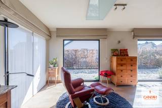 Deze charmante halfopen bebouwing is gelegen in een <strong>rustige straat</strong> op de grens van Mariakerke/Wondelgem en biedt een <strong>vlotte verbinding</strong> naar winkels, scholen en het openbaar vervoer. Op slechts 15 minuten fietsen van het centrum van Gent.<br /><br />De woning is <strong>volledig uitgerust</strong> en steeds <strong>goed onderhouden</strong>, met onder meer: 15 zonnepanelen met groenestroomcertificaten (2009), een volledig <strong>geïnstalleerde keuken</strong> inclusief nieuwe vloer met vloerisolatie (2019), een badkamer met ligbad en douche (2021) en overal nieuwe ramen (2021&amp;2023).<br /><br />Op het gelijkvloers bevindt zich een ruime inkomhal met gastentoilet, die toegang geeft tot de <strong>lichtrijke woonkamer</strong> en zithoek met <strong>houtkachel</strong>. Aansluitend bevindt zich de volledig uitgeruste, moderne keuken, die in verbinding staat met de <strong>bijkeuken</strong> met handige inbouwkasten en de tuin. De <strong>zonnige tuin</strong> is voorzien van een aangelegd <strong>terras en zonneluifel</strong>, perfect voor ontspanning. Er is voldoende parkeergelegenheid op de oprit langs de woning en in de zeer ruime <strong>garage</strong> met sectionale poort achteraan.<br /><br />Op de bovenverdieping bevinden zich <strong>drie slaapkamers</strong> en de badkamer met ligbad, toilet, dubbele lavabo en <strong>inloopdouche</strong>. Via het zolderluik is er toegang tot een ruime en praktische zolder.<br /><br />Deze woning is ideaal voor wie op zoek is naar een <strong>rustige en comfortabele plek</strong> om thuis te komen. Voor meer informatie of een bezoek kan je contact opnemen met Theo via: theo@convas.be