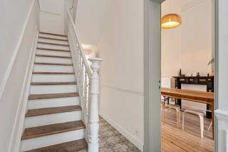 Deze klassieke woning werd in 2022 grondig gerenoveerd met behoud van de authentieke elementen en tegelijkertijd gemoderniseerd naar een hedendaags comfort! Ruimte en licht kenmerken deze geslaagde renovatie! Unieke kans om een instapklare herenwoning aan te kopen op een topligging!<br /><br />De woning bestaat uit 4 lichtrijke niveaus en een zolder.<br />Via de inkomhal heeft u toegang tot het souterrain waar een praktische bergruimte en een technische ruimte voorzien zijn. Op dit niveau en met toegang tot de tuin is een ruime kamer met een badkamer voorzien. Deze ruimte kan dienst doen als bureau, praktijkruimte en/of logeerkamer. Klanten of patiënten kunnen deze ruimte via de inkomhal bereiken en u heeft zelf toegang tot de leefruimte via een interne traphal met een apart toilet.<br /><br />Het woonverdiep bestaat uit een statige inkomhal, een zit- en een eetplaats met een plafondhoogte van 3.8m en een prachtige leefkeuken met zicht op en toegang tot de tuin. Op de verdieping tussen het woonverdiep en het slaapverdiep is een ruime badkamer met een ligbad én een inloopdouche voorzien. Op de eerste verdieping zijn 2 mooie slaapkamers voorzien waarvan de hoofdslaapkamer over een balkon beschikt. Op de tweede verdieping zijn nogmaals 2 slaapkamers voorzien. Hierboven strekt zich een goed geïsoleerde bergzolder.<br /><br />Prima ligging aan de rand van het centrum en met een dubbele rij publieke parkeerplaatsen voor de deur. Nabij het station, winkels, sportfaciliteiten, eet- en drankgelegenheden, ..... alles op wandelafstand!<br /><br />EPC 37kWh(A-label)! Elektriciteit conform! Asbestveilig! Niet-overstromingsgevoelig!<br /><br />Indien u deze leuke woning graag bezoekt dan kan u mij steeds bereiken via arnaut@immojanstas.be of op 0495292080.<br /><br />Bijkomende info (EPC, bodemattest, elektriciteitsattest, enz...) kan U hier downloaden ↓