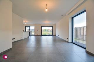 Energiezuinige woning met 4 slaapkamers op centrale locatie in Kampenhout Via de inkomhal met apart toilet kom je binnen in de grote leefruimte met...