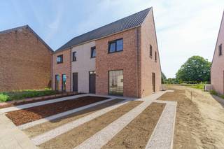 <p>Interesse in dit pand? Neem voor bijkomende informatie of het maken van een afspraak rechtstreeks contact op met Steven Plompen via <strong>+32 498 61 58 86</strong> of <strong>steven@copandi.be</strong>.</p><p></p><p>Deze energiezuinige halfopen bebouwing werd net opgeleverd en beschikt over een bewoonbare oppervlakte van ongeveer 140 m². Dankzij de rustige, residentiële ligging geniet u van een aangename woonomgeving, terwijl scholen, winkels, openbaar vervoer en belangrijke verbindingswegen richting Leuven en Mechelen zich op korte afstand bevinden. De woning is bijzonder energiezuinig en voorzien van lucht-water warmtepomp, ventilatiesysteem type D, vloerverwarming, regenwaterput, enz .</p><p> </p><p><strong>Indeling</strong></p><p> </p><p><strong>Gelijkvloers</strong></p><p>Via de inkomhal met gastentoilet betreedt u de woning. De ruime leefruimte met open keuken vormt het centrale hart van de woning en biedt een oppervlakte van maar liefst 46,77 m². Dankzij de grote raampartijen geniet u hier van veel natuurlijke lichtinval en een mooi zicht op de tuin. Aansluitend aan de keuken bevindt zich een praktische berging.</p><p> </p><p><strong>Eerste verdieping</strong></p><p>Op de verdieping bevinden zich drie volwaardige slaapkamers van respectievelijk: 12,30 m² 12,10 m² en 10,59 m².</p><p>Daarnaast beschikt deze verdieping over een afzonderlijk toilet en een comfortabele badkamer voorzien van een inloopdouche en dubbele wastafel.</p><p> </p><p><strong>Zolder</strong></p><p>Via een zolderluik bereikt u de ruime zolderverdieping, die fungeert als extra bergruimte.</p>