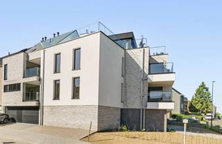 <p>MODERN kwalitatief duplexappartement met terras en autostaanplaats, goedgelegen aan het station, en energiezuinig. Instapklaar. <br />Indeling: hal, apart toilet, leefruimte, eetplaats met ingerichte keuken, berging. Volledig ingerichte badkamer (inloopdouche) en 1 slaapkamer. Op het bovenverdiep bevinden zich nog 2 slaapkamers. Instapklaar.<br />Maak nu uw afspraak voor extra info: Guido@immobeguin.be</p>