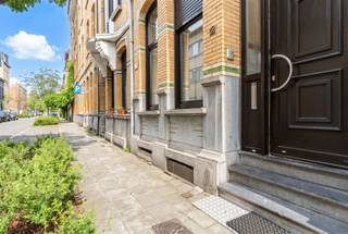 <p>Deze authentieke en karaktervolle woning combineert charme, ruimte en een topligging in het bruisende <span>Borgerhout</span>. Gelegen in een doodlopende straat geniet je van een autoluwe omgeving, terwijl de dynamiek en gezelligheid van de buurt nooit ver weg zijn.</p><p>Met maar liefst <strong>7 slaapkamers</strong> en <strong>3 badkamers</strong> biedt deze woning uitzonderlijk veel ruimte voor grote gezinnen, co-housing of wie wonen en werken wil combineren. De <strong>hoge plafonds</strong>, authentieke elementen en royale volumes zorgen voor een unieke sfeer en onderstrepen het karakter van de woning.</p><p>De <strong>authentieke gevel</strong> verleent het pand een tijdloze uitstraling en vormt een mooie introductie tot het charmante interieur. Achteraan bevindt zich een <strong>gezellige stadstuin</strong>, een fijne plek om te genieten van het buitenleven midden in de stad. Bovendien biedt de woning de <strong>mogelijkheid om op de eerste verdieping een ruim dakterras te creëren</strong>, wat een extra troef vormt voor wie op zoek is naar bijkomende buitenruimte.</p><p>De ligging is een absolute meerwaarde. Op wandelafstand vind je tal van <strong>winkels, warme bakkers en lokale kruidenierszaakjes</strong>, naast gezellige cafés en restaurants die de buurt haar levendige karakter geven. Het bruisende Borgerhout staat bekend om zijn diversiteit, levendige sfeer en uitstekende bereikbaarheid.</p><p>Een unieke kans voor wie op zoek is naar een ruime woning met authentieke charme, veel potentieel en een uitstekende ligging in een van de meest geliefde stadsbuurten van Antwerpen.</p><p><br />Wenst u meer informatie of een bezichtiging? info@markasa.be of 03/827.72.92</p>