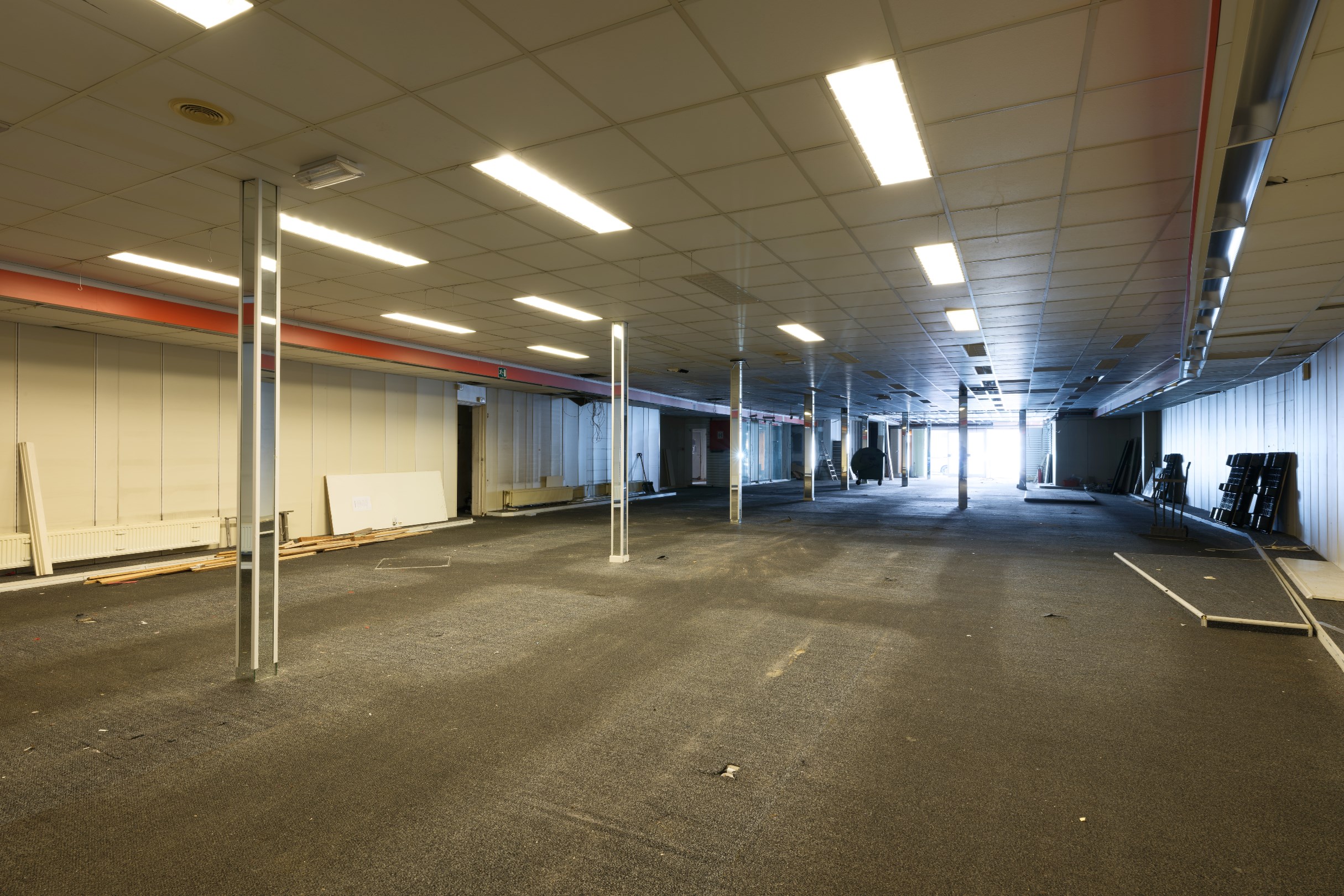 Ideaal gelegen handelspand van 667m² gelegen op een toplocatie in Bree. - foto 4