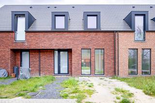 Bent u op zoek naar een energiezuinige, instapklare woning op een rustige locatie? Dan is deze prachtige nieuwbouwwoning, gelegen in een kindvriendelijke en doodlopende straat, precies wat u zoekt!
De ligging is een absolute troef: rustig gelegen, maar toch vlakbij winkels, scholen, openbaar vervoer en belangrijke invalswegen. Op 15 minuten fietsen van centrum Roeselare. 

Deze hedendaagse BEN-woning combineert comfort, kwaliteit en een doordachte indeling. Via de inkomhal, voorzien van een apart gastentoilet, betreedt u de ruime leefruimte met grote raampartijen. Deze zorgen voor een aangename lichtinval en biedt een mooi zicht op de charmante tuin. Aansluitend vindt u de volledig uitgeruste keuken met kwalitatieve toestellen en een ruime berging.

Op de eerste verdieping bevinden zich 3 volwaardige slaapkamers, een apart toilet en een ruime badkamer met dubbele lavabo, een inloopdouche én een ligbad. Daarnaast is er een ruime zolder aanwezig, perfect inzetbaar als hobbyruimte of extra bergruimte.

Dankzij de kwalitatieve en doordachte afwerking, geniet u van een zorgeloze woonervaring op lange termijn. Dankzij het lage E-peil geniet u van een uiterst energiezuinige woning met lage maandelijkse kosten, ideaal voor wie duurzaam en toekomstgericht wil wonen.

Verder is de woning uitgerust met een regenwaterput van 10.000 liter, ventilatiesysteem type D, 7 zonnepanelen (3045Wp) en vloerverwarming op de gelijkvloers. 

Neem gerust contact op voor meer info
tbaete@trevi.be
