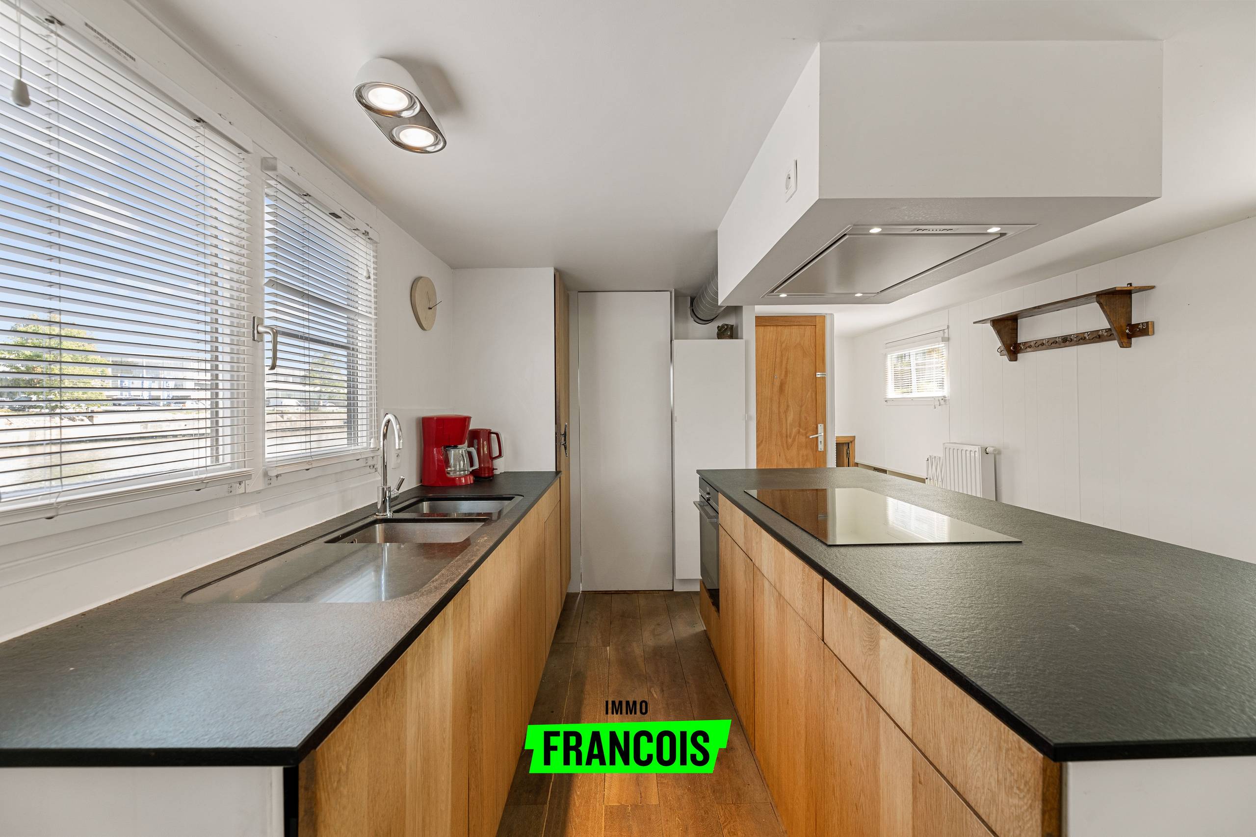 Modern gerenoveerde woonboot te koop op toplocatie te Brugge - foto 4