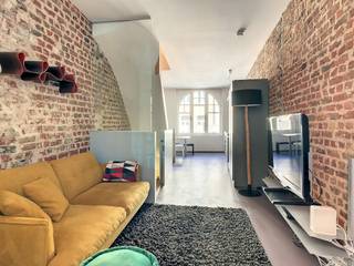 Bel appartement pour deux personnes avec terrasse à louer dans le centre d'Ypres. Chaudière solaire et climatisation disponibles ! Cet appartement est situé à quelques pas de la gare et de la Grote Markt. Entièrement peint et équipé de placards intégrés. Disposition :<br /><br />MISE EN PAGE<br />Rez-de-chaussée : <br />- Entrée privée<br /><br />Étage +1 : <br />- Salon/salon avec cuisine ouverte avec table à manger, placards intégrés, four, évier, hotte et plaque de cuisson <br />- Terrasse<br /><br />Étage +2 : <br />- Salle de bain moderne avec lavabo, placards intégrés, toilettes et douche <br />- Espace de bureau <br />- Chambre<br /><br />Étage +3 : <br />- Espace mansardé<br /><br />=> Chauffage et refroidissement par pompe à chaleur<br />=> Pas de frais de syndic !<br />=> Étiquette EPC B