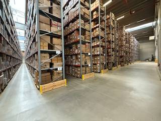 Uitstekend gelegen <strong>logistiek bedrijfsgebouw </strong>van 5.646 m² met 733 m² mezzanine beschikt over een <strong>vrije hoogte</strong> van maar liefst <strong>10,10 meter</strong> en <strong>6 laadkades</strong>. Verder is het magazijn voorzien van <strong>2 sectionale poorten</strong>, polybetonvloer (6T/m²), een <strong>goederenlift tot 2.000 kg</strong>, lichtstraten met rookluik en warmteblazers op gas. De kantoorruimte, met een oppervlakte van 182 m², is uitgerust met een kitchenette, sociale ruimte en sanitaire voorziening. Tevens zijn er 4 privatieve parkeerplaatsen ter beschikking en voldoende manoeuvreerruimte. <br /><br />Deze site biedt een goede logistieke ligging, gelegen langs de <strong>E17 </strong>(Antwerpen–Gent–Kortrijk) en op slechts 3 km van op- en afrit 15 Sint-Niklaas. Bovendien bevindt de <strong>E34 </strong>zich op slechts 20 minuten rijden, wat een vlotte verbinding biedt richting kuststeden en internationale routes. Dit pand is een absolute troef voor logistieke activiteiten. <br /><br />Heb je interesse of wil je de mogelijkheden meer in detail bespreken? Aarzel dan niet om contact op te nemen met <strong>Gill </strong>via het nummer <strong>0477 06 30 30</strong>.