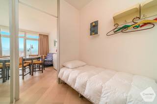 Deze s<strong>tudio</strong> vormt een uitstekende opportuniteit voor wie op zoek is naar een <strong>betaalbare eigendom</strong> op één van de mooiste locaties aan de kust. Bovendien zijn alle grote werken aan het gebouw recent uitgevoerd, waardoor u zorgeloos kan investeren zonder belangrijke kosten op korte termijn.<br /><br />Bij het betreden van de studio is er ruimte voorzien voor het plaatsen van een enkel bed of stapelbed, ideaal om extra slaapplaatsen te creëren. De lichtrijke leefruimte met compacte keuken sluit aan op een <strong>functioneel slaapgedeelte met bedkast</strong>, aangevuld met een eethoek en een <strong>gezellige zithoek</strong>.<br /><br />Vanuit de leefruimte heeft u toegang tot het ruime en <strong>zonnige terras</strong>, waar u kan genieten van een maaltijd of een moment van ontspanning, met een prachtig <strong>panoramisch zicht op de duinen</strong> van het Westhoekdomein.<br /><br />De badkamer is uitgerust met een ligbad met douchefunctie, een lavabo en een toilet.<br /><br />Daarnaast beschikt het appartement over een <strong>privatieve kelder</strong>. Een overdekte en <strong>beveiligde staanplaats is optioneel aan te kopen voor € 35.000.</strong><br /><br /><strong>Troeven:</strong>
<ul>
	<li>Topligging in een gegeerde en rustige buurt aan de kust, tussen de duinen van het Westhoekdomein en het strand (strandzeilclub nabij)</li>
	<li>Gelegen in de Dynastielaan, met ruime parkeermogelijkheden, op 150 m van het strand en 300 m van de Esplanade Léopold I en de tram</li>
	<li>Verzorgde residentie: recente grote werken uitgevoerd (terrassen, liften, …) en goed onderhouden gemeenschappelijke delen</li>
	<li>Lichtrijke en functionele studio, op te frissen of te renoveren naar eigen smaak</li>
	<li>Zonnig terras met open zicht op de duinen</li>
	<li>Kelder inbegrepen + fietsenberging in de residentie</li>
	<li>Overdekte en beveiligde staanplaats beschikbaar (€ 35.000)</li>
	<li>Ideaal als tweede verblijf aan zee</li>
	<li>Uitstekend verhuurpotentieel</li>
	<li>EPC: C</li>
</ul>
<strong>Grijp deze opportuniteit en maak van deze studio uw eigen stek aan de kust!</strong>