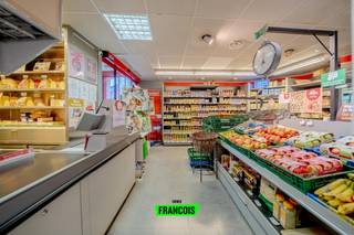 Op zoek naar een eigendom waar wonen en ondernemen perfect samenkomen? Dit veelzijdige handelspand met ruim appartement en magazijn ligt in...