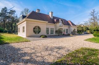 Hidden in the prestigious Oak Lane in Belsele, you will find this stately villa. With 413 m² of living space, this property offers the...