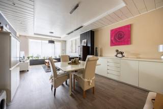 Bent u op zoek naar een instapklaar appartement met 2 slaapkamers en terras? Dan stellen wij graag dit appartement op de 1ste verdieping zonder lift in een klein gebouw aan u voor!<br />Indeling:<br />U komt binnen in de centrale inkomhal die doorgang geeft aan de woonkamer (28m²) vooraan. Aanpalend aan de woonkamer is er de keuken (7m²) met kookplaat, dampkap, dubbele spoelbak, koelkast, diepvriezer en aansluiting voor een wasmachine. Centraal is er de badkamer (4m²) met ligbad, toilet en lavabo. Achteraan zijn er twee slaapkamers (14m² en 9m²).<br />Vooraan is er een leuk terrasje van 3m².<br /><br />Energiezuinig wonen dankzij EPC label B dankzij dakisolatie, dubbel hoogrendements beglazing en een nieuwe HR condensatieketel (2025).<br />Ligging:<br />Het appartement is gelegen in een aangename en goed bereikbare omgeving. Winkels, scholen en openbaar vervoer bevinden zich in de nabije omgeving, terwijl ook de belangrijkste verbindingswegen richting Antwerpen en de omliggende gemeenten vlot bereikbaar zijn.<br />Pluspunten: <br />- Elektrische keuring is conform<br />- Grote privatieve kelderberging <br />- Uiterst centrale ligging<br />- EPC met label B<br /><br />Voor meer informatie of een bezichtiging kan u One vastgoed steeds bereiken op volgend nummer 03 360 85 30.