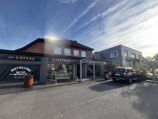 Dit ruime handelsgelijkvloers is gelegen op een uitstekende commerciële locatie in Zandhoven. Het pand is voorzien van grote raampartijen, waardoor...