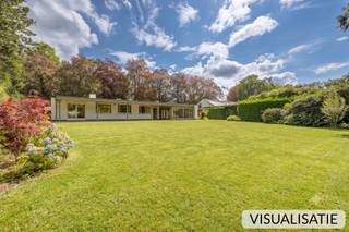 <p><strong>Ruime gelijkvloersvilla met 2 (mog. 3) slaapkamers op 2.030 m² op het ZW</strong><br /><br /><strong>Zeer gunstig gelegen</strong> in een rustige en residentiële buurt "De Lint" te Oud-Turnhout. Met een vlotte bereikbaarheid naar de autostrade <strong>E34</strong> Antwerpen - Eindhoven en in de nabijheid van scholen, winkels en openbaar vervoer.<br /><br />Deze ruime en aangename <strong>gelijkvloersvilla</strong> bestaat uit een royale inkomhal met vestiaire en gastentoilet die toegang geeft tot de aangename en <strong>lichtrijke leefruimte van 82 m² </strong>op parketvloer met gashaard. De extra uitbouw werd gerealiseerd rond 2000 en biedt een mooi zicht op de tuin.<br /><br />De aansluitende keuken is volledig geïnstalleerd en werd ingericht met een inductievuur, dampkap, vaatwasser, traditionele oven, microgolfoven, koelkast en diepvries. Zij beschikt over heel wat handige kasten en is voorzien van een marmeren werkblad en extra tafel. Deze baadt in het licht door de aanwezigheid van een lichtkoepel.<br /><br />Vanuit de inkomhal heeft men toegang tot de twee ruime slaapkamers met ingebouwde kastenwand waarvan 1 slaapkamer eveneens beschikt over een eigen dressing en airco-installatie. Eventueel kan men deze dressing terug omvormen naar een 3e slaapkamer. Vanuit de nachthal bereikt men de badkamer die werd ingericht met 2 wastafels, een douche alsook een 2e toilet. Ook deze geniet van aangenaam natuurlijk licht door de lichtkoepel.<br /><br />Vanuit de inkomhal kan je naar de grote inpandige garage voor het stallen van 2 wagens en toegang naar de ruime kelder met wijnkelder. <br /><br />Verder een overdekt terras met zonneluifels dat uitkijkt op de grote Zuidwest tuin met veel privacy en mooi zicht achteraan en een afgesloten carport met hoogte 2,8 m <br /><br /><strong>Bijzonderheden:</strong><br />-Goedgekeurde elektriciteit tem 2039<br />-Asbestveilig<br />-EPC C<br />-kruipkelder<br />-dubbele garage en carport<br />-Alarminstallatie</p>