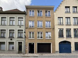 Deze casco winkel-/handelsruimte is gelegen op het gelijkvloers van een appartementsgebouw op een vlot bereikbare locatie in de Sint-Jorisstraat...