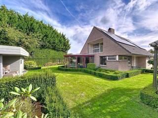 Energiezuinige alleenstaande woning in een residentiële omgeving bestaande uit:Gelijkvloers: inkomhal met gastentoilet, gezellige leefruimte met zit-...