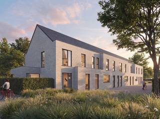 Een moderne halfopen nieuwbouwwoning met op het gelijkvloers een inkom, een ruime living en open keuken, een berging en een gastentoilet. Op de verdieping zijn er 3 slaapkamers, een badkamer met bad en inloopdouche en een wasplaats. De zolder is toegankelijk via een vaste trap en kan gerust ingericht worden als vierde slaapkamer, bureau, hobbyruimte,… . Afwerking naar eigen smaak binnen de vooropgestelde afwerkingsbudgetten. In de prijs zit eveneens een tuinberging en carport inbegrepen. <strong>U kan deze woning aankopen aan 6% BTW</strong>. Meer info? Contacteer Ewout op 0497 588 888 of via contact@huysmanbouw.be